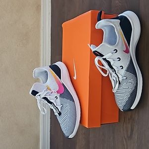 Nike womens  black laser fuchia Nike TR-8 sneakers